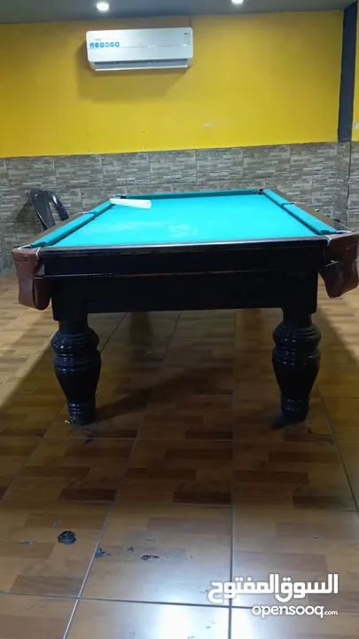طاولات سنوكر و بلياردو.