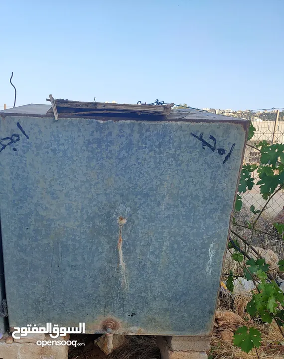 خزانين مي حديد واحد مترين حديد قديم ثقيل جدا ونظيف جدا وخزان حديد متر بحاجه للحام