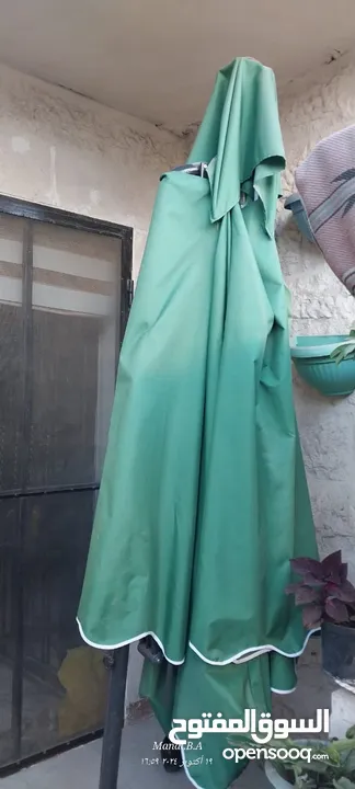 مظلة لون أخضر للبرند أو للحديقة
