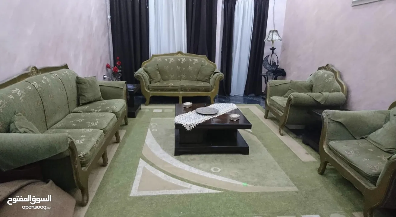 طقم كنب زان 7 مقاعد بحالة ممتازة و بوفيه 3 قطع خشب ثقيل للبيع المستعجل بسعر حرق