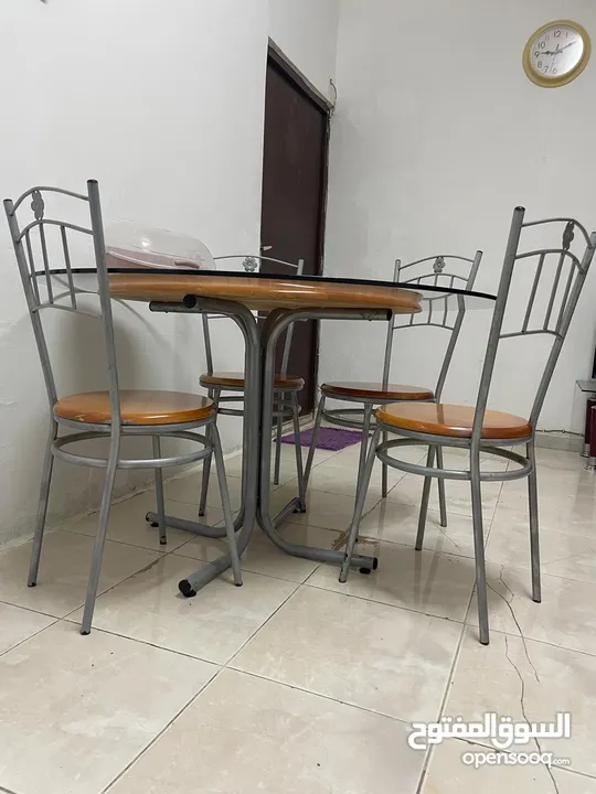 Dining Tabel with four chairs in very good condition for sale