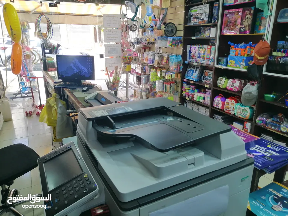 مكتبة للبيع قرطاسية والعاب وتوجيهي تعمل بشكل جيد شارع حيوي قائمة ولها سمعتها بالمنطقة ولها زبونها