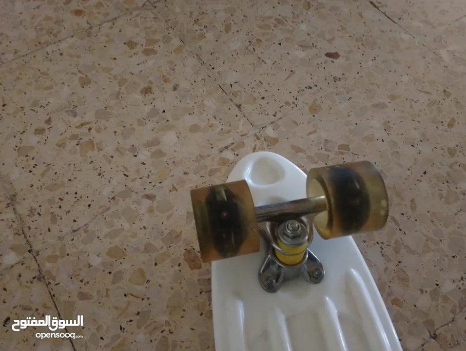 سكيت عجلات عضم للبيع لون ازرق في حالة الجديد