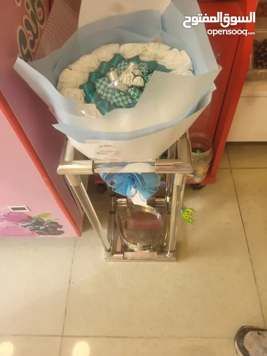 محل شوكولاته وعصائر ومناسبات لبيع كامل بالبضاعه والاجهزة