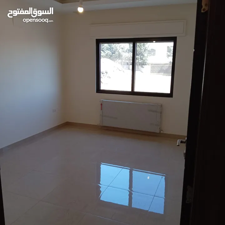طريق المطار لم تسكن سوبر ديلوكس شقه فارغه للايجار + 240 متر 5 غرف نوم ـ 2 ماستر