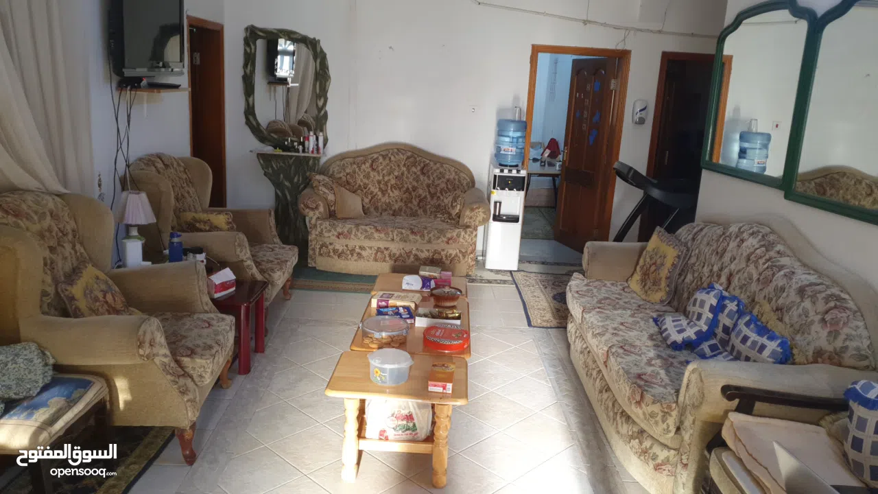 اثاث صالح للاستعمال وهو في حالة جيدة جدا