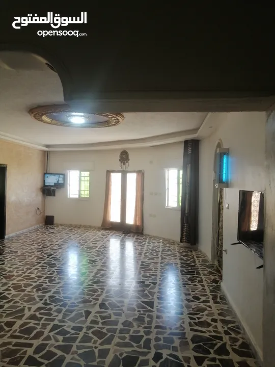 منزل للبيع على شارع 100 مطل منطقة جميلة جدا و هاذيه