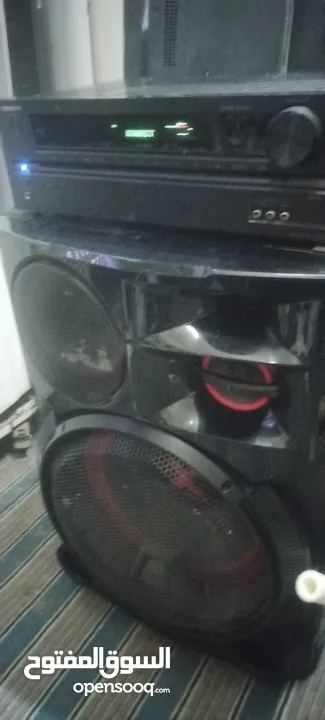 مكبر الصوت مع سماعاتLoudspeaker with headphones