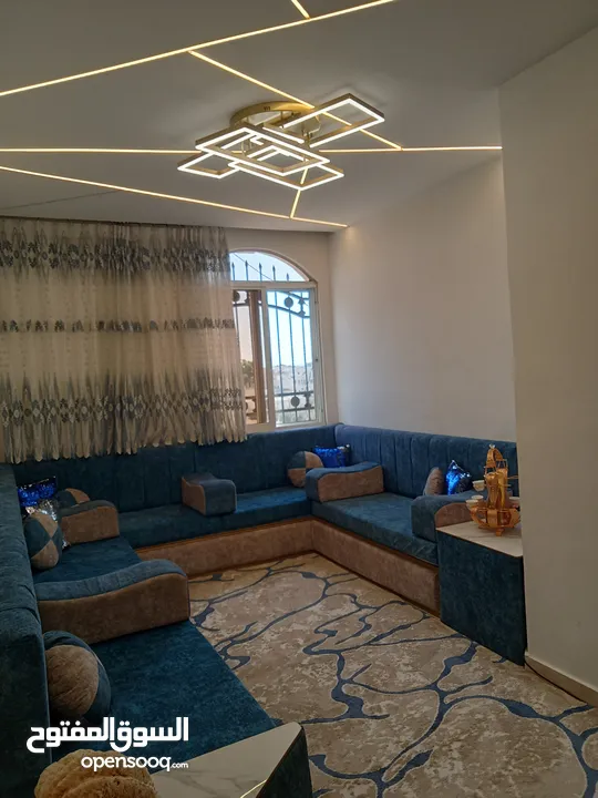 شقة سكنية للبيع في سحاب طابق ثاني مدخلين للشقة  قرب الجامع ابو بكر الصديق الحي الغربي