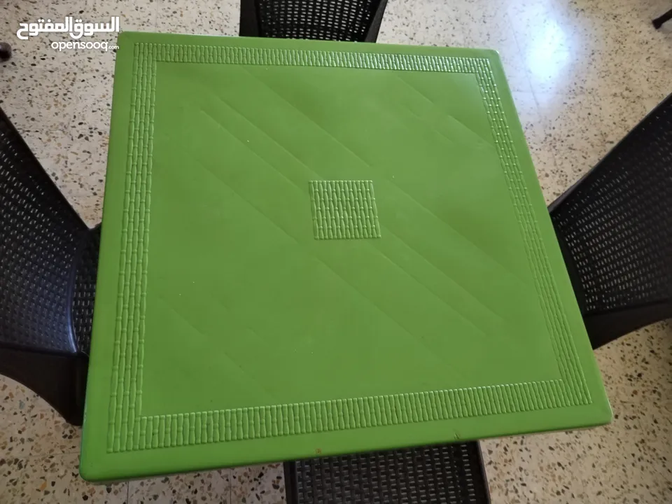 طاوله صغيره مع 4 كراسي