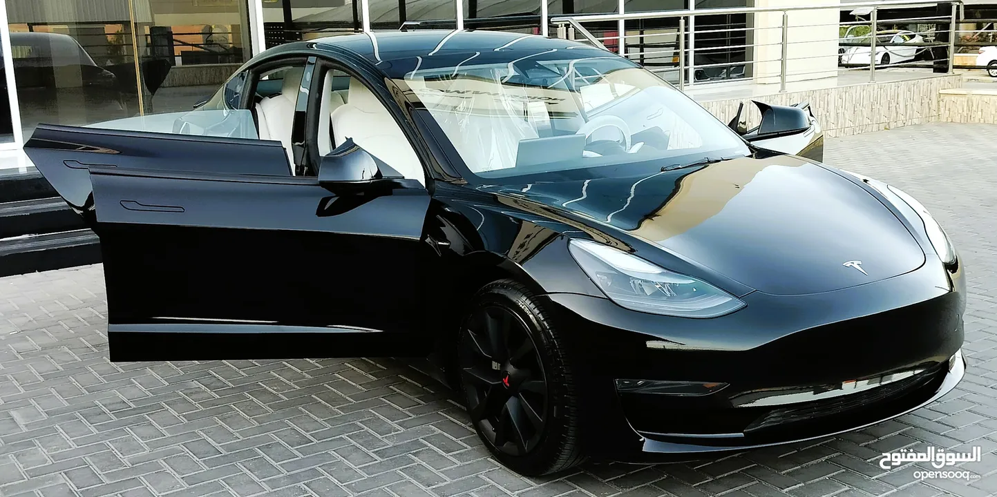 تيسلا 2023 model 3 فحص كامل اوتوسكور لون اسود ملوكي داخلي ابيض بحالة الوكالة بسعر لقطة ومحروووق
