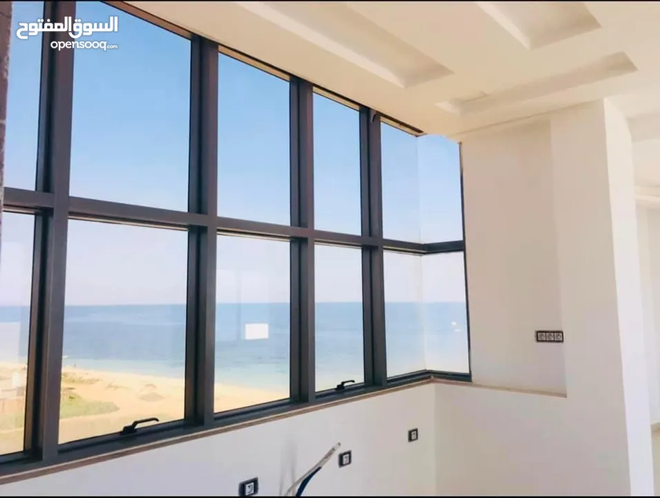 عمارة خمس طوابق بأطلاله على شاطئ البحر بثلاث جهات