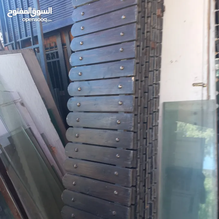 دربزين سور خارجي مع باب كراج حديد وخشب من الجهتين