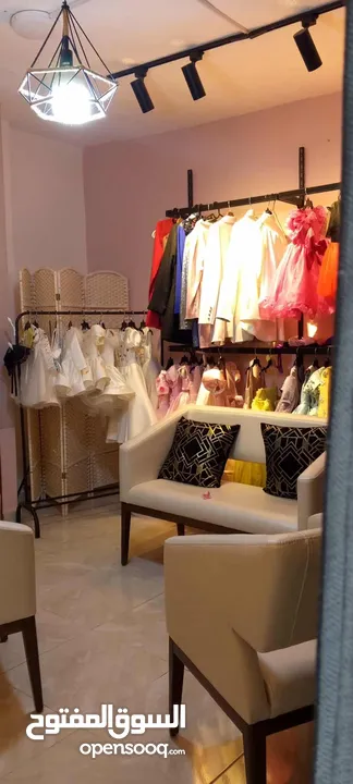 محل ملابس  سهره ستاتي واطفال مع مخيطه للبيع بكافه معداتها للبيع