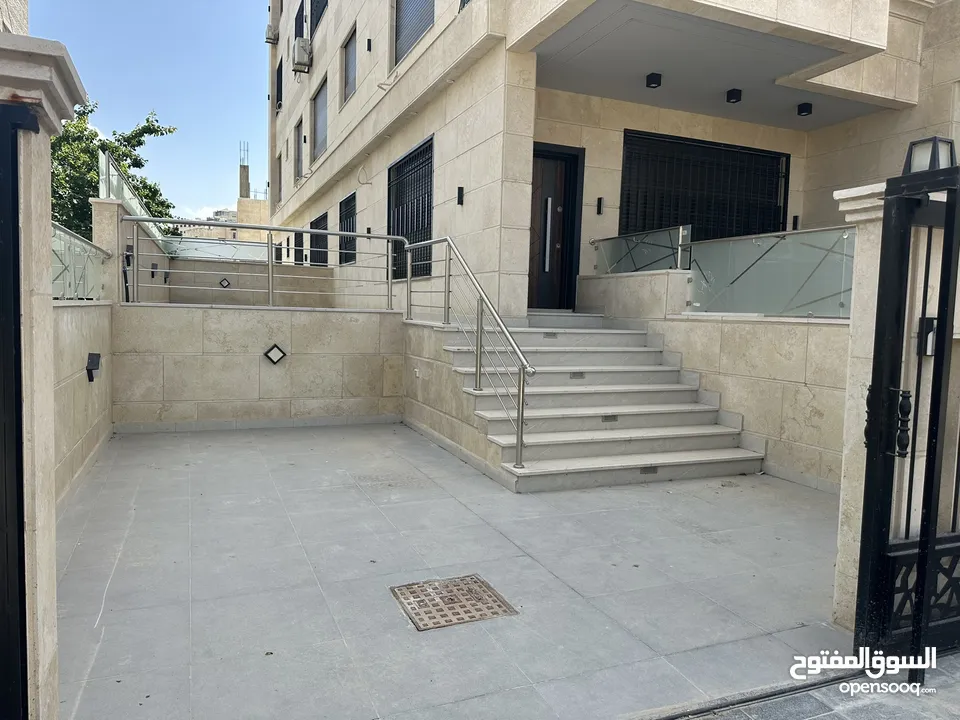 شقه ارضيه جديده مع تراس و كراج لم تُسكن بعد للبيع