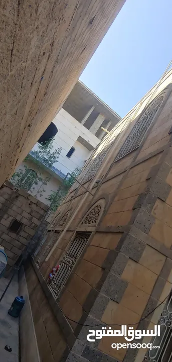 ب 180مليون فقط للبيع فلة في اقوي مكان في صنعاء في الحي السياسي الفله 8 لبن حررر  دورين حجر