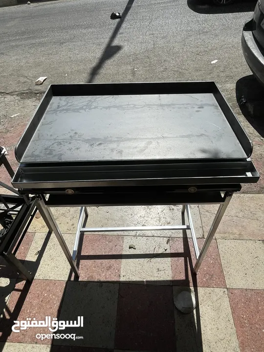 جريل شواء متين مخصص للمطاعم والاكشاك بلاطة مقاس 45*70 سمك 6 ميلي ورجلين طولهم 90 سم حتى البلاطة.