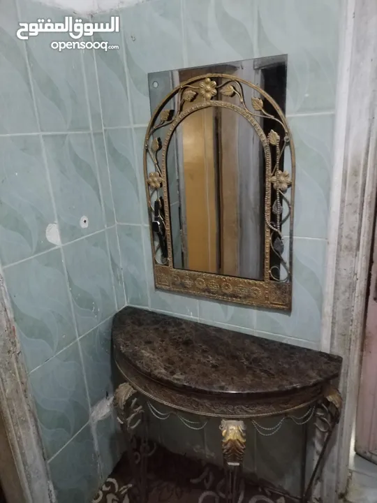 طاولة مع مراية حديد للبيع بداعي السفر