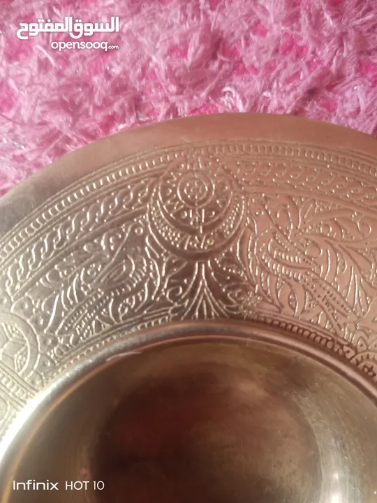 صحن  من النحاس الاصفر لوضع الشمع مزخرف فخم واثنان اصغر