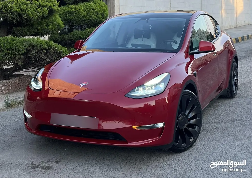 تيسلا Y 2022 performance لون خمري مميزة داخلي ابيض الاداء العالي دفع رباعي وبسعر مغري جداً جمرك جديد