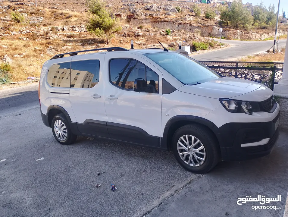 سياره بيجو رفتر سحب شركه بوضع ممتاز جدا جميع الاضافات ..ماشيه 120 الف ايد اولى