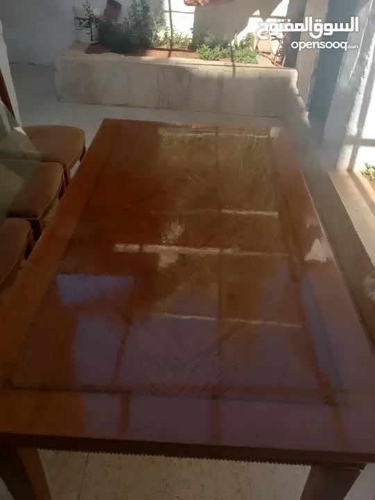 طاوله سفره خمس كراسي لون جوزي بحاله الوكاله معها زجاج سكيروليت للبيع بسعر 85 دينار