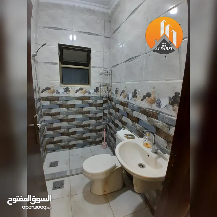 شقة ارضية بناء حديث مستقلة تراس / كراج خاص / وحدائق قرب كل الخدمات اجار مغري لا يعوض في ضاحية الاقصى