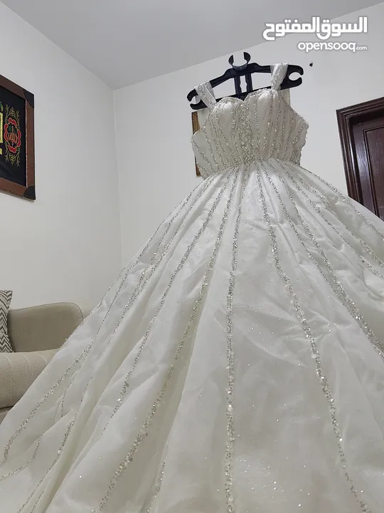 بدلة عاروس ابيض نظيف