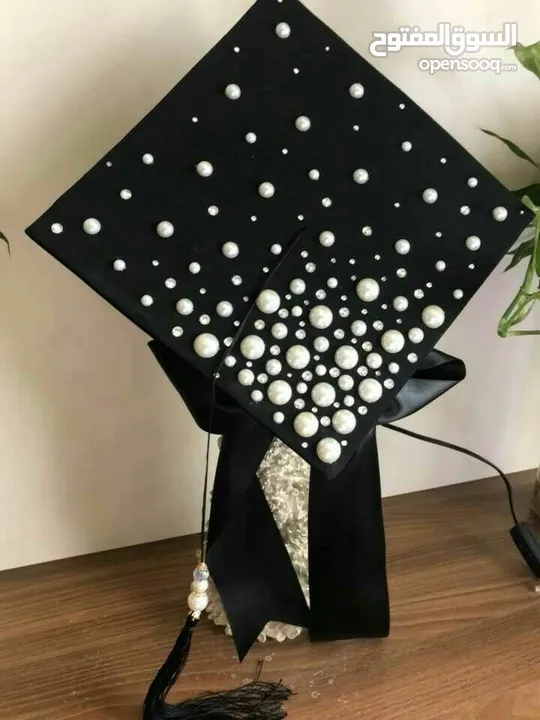 رسم على طاقية التخرج للخريجين والخريجات