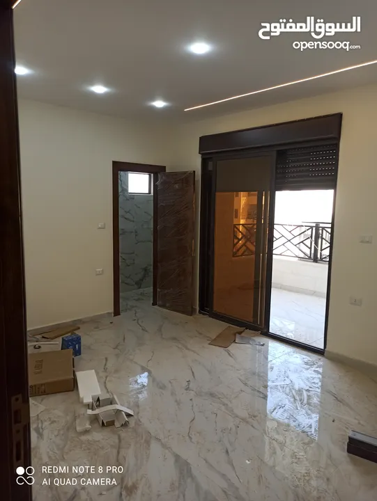 شقة ارضية للبيع مع ترس كبير مساحة 140 م بالزرقاء الجديدة خلف فندق جوابرة تستحق المشاهده