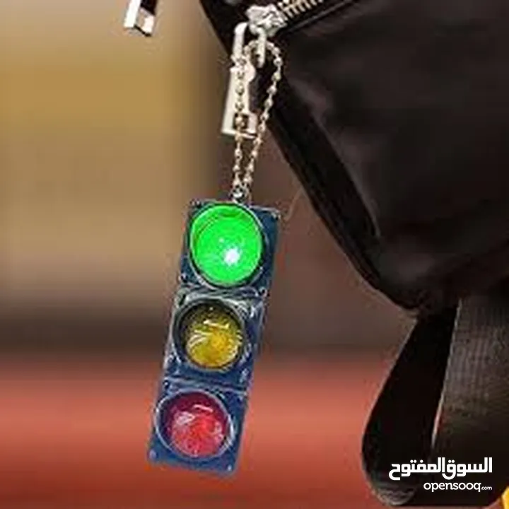 مداليه شكل اشارة مرور مضيئه   و تعليميه للاطفال  لتميز كل لون  من اشارلت المرور و اشارة المشاه   بشك