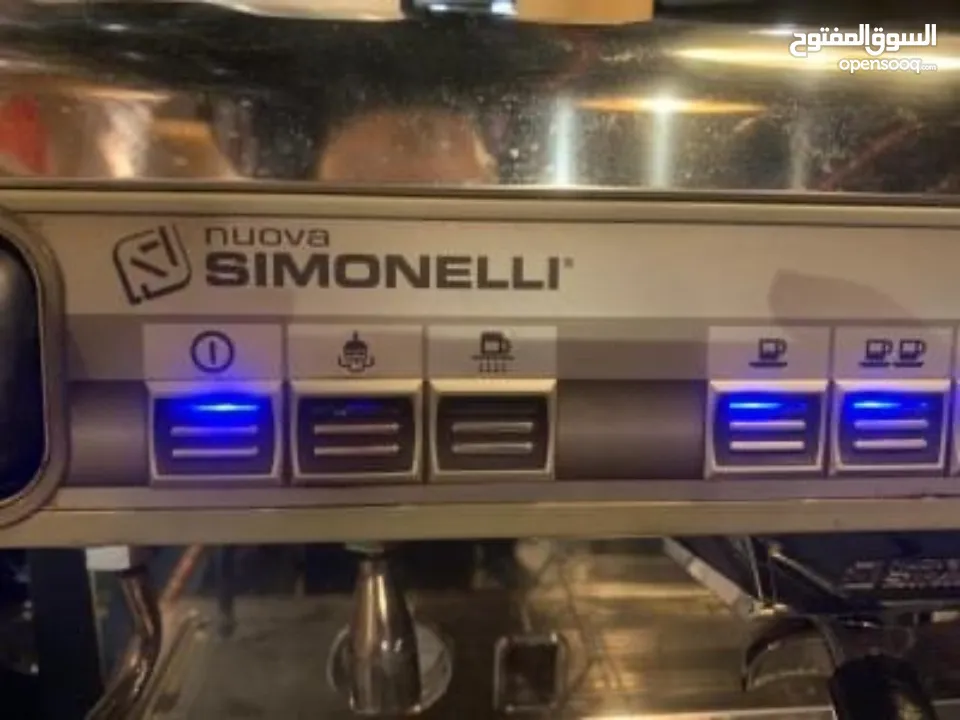 عدة مطعم كاملة مستعملة بحالة جديدة جداً استخدام اشهر فقط متوفر ايضاً تلاجات و فريزرات كبيرة