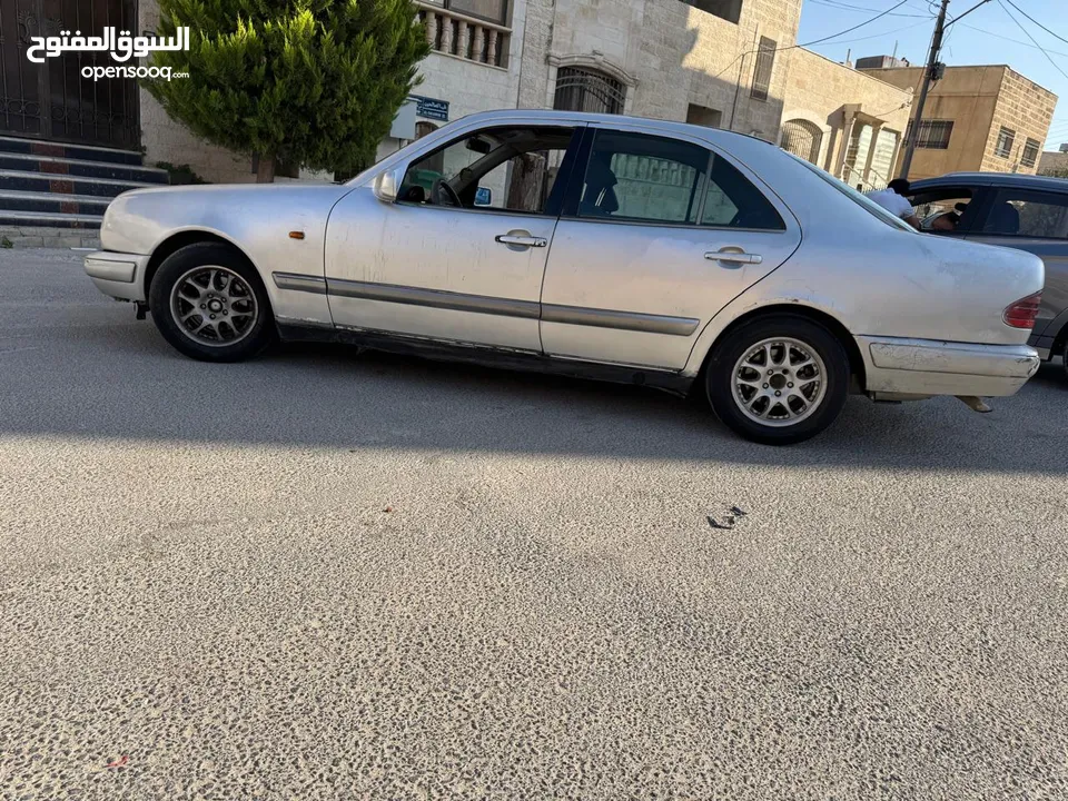 مرسيدس E200 للبيع