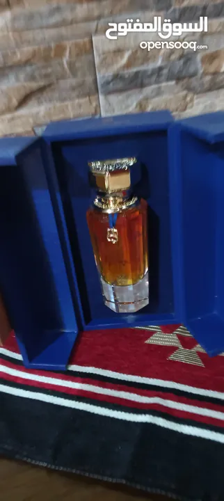 عطر خلطه القرشي جديد90مل للرجال والنساء  مع ستاند خشب لون ازرق