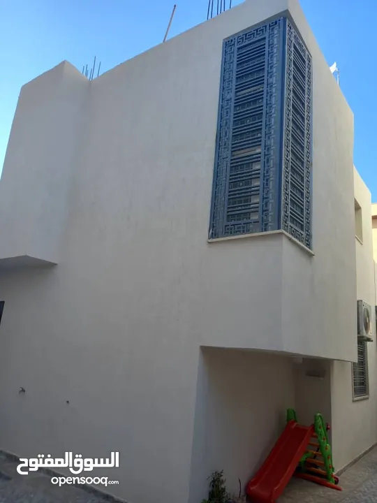 منزل للبيع مساحة الارض 330 متر مسقوف 260 متر بطريق زناتة الجديدة خلف مستشفى النجاة
