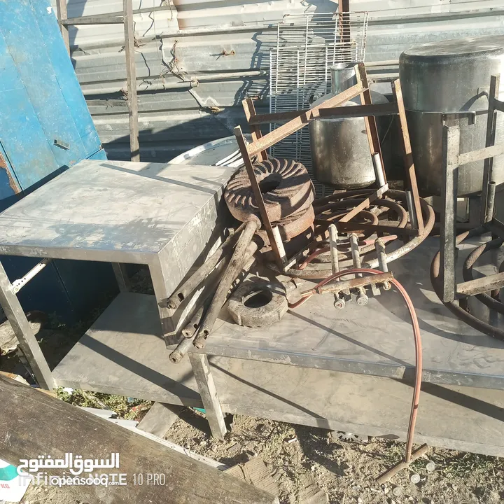 عدة مطاعم بحال الوكاله