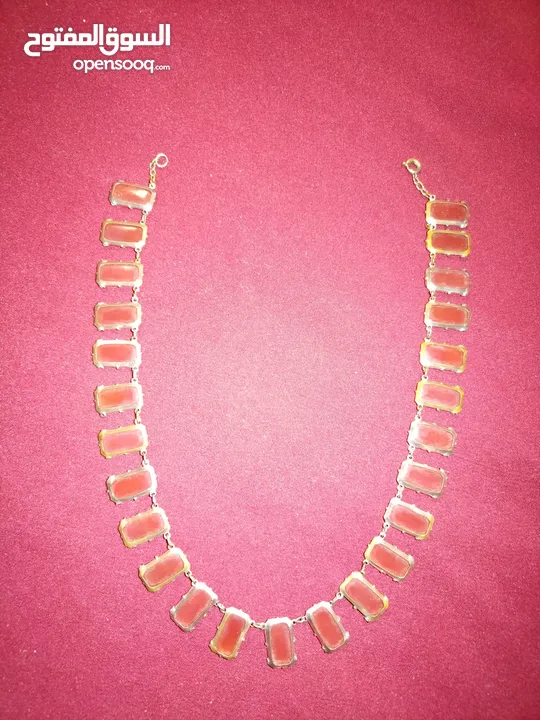 نيشان ملكى وزن41, 41 جرام من الدهب والفضه وعقدفضه من الاحجار الكريمه وطوابع قديمه نادره