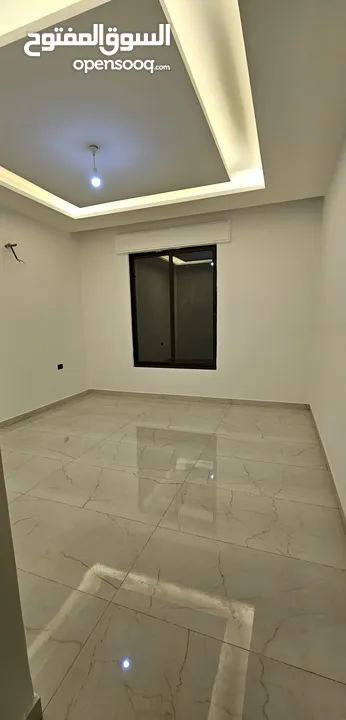 شقه مميزه للبيع طابق اول بسعر مغري من المالك مباشره