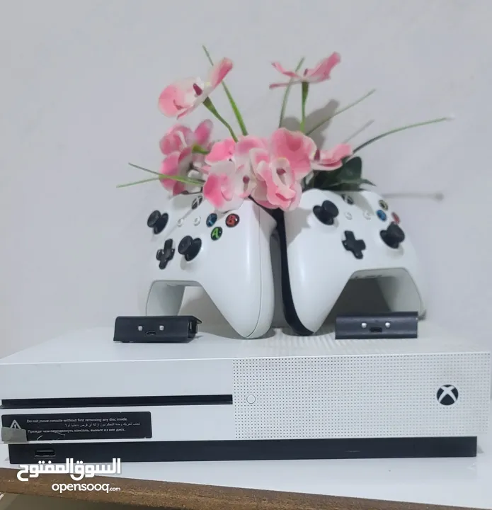 XBOX  ONE S 1Tمع حساب مليان العاب