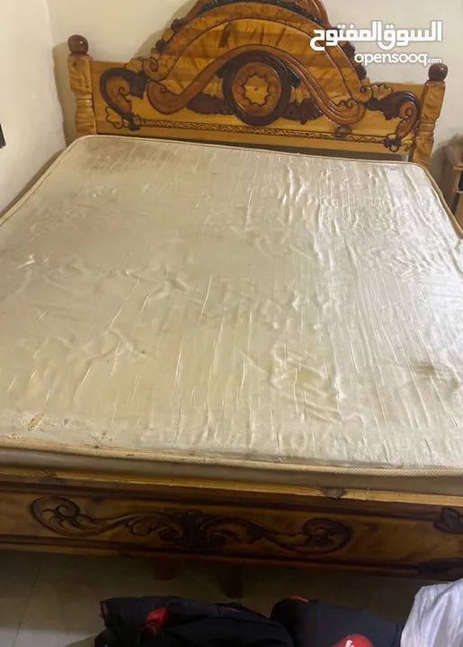 للبيع سرير نفرين خشب سويدي بدون الفراش.