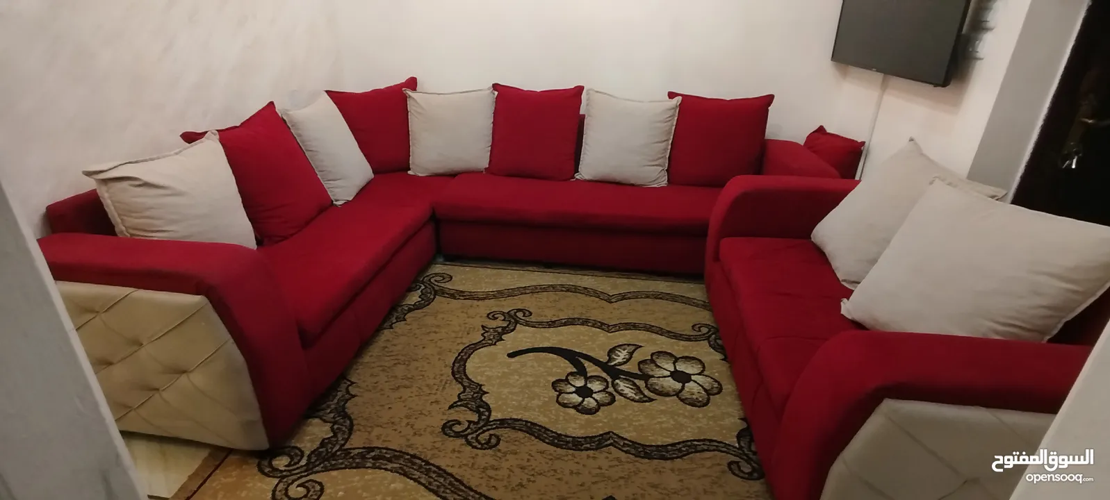 طقم كورنر 9  مقاعد بحالة جيدة جدا لون خمري وبيج