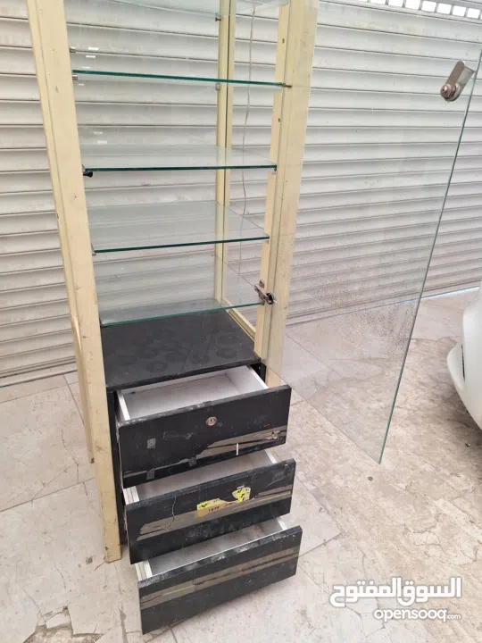 بترينا قزاز 8 رفوف 3 جوارير مع انارة