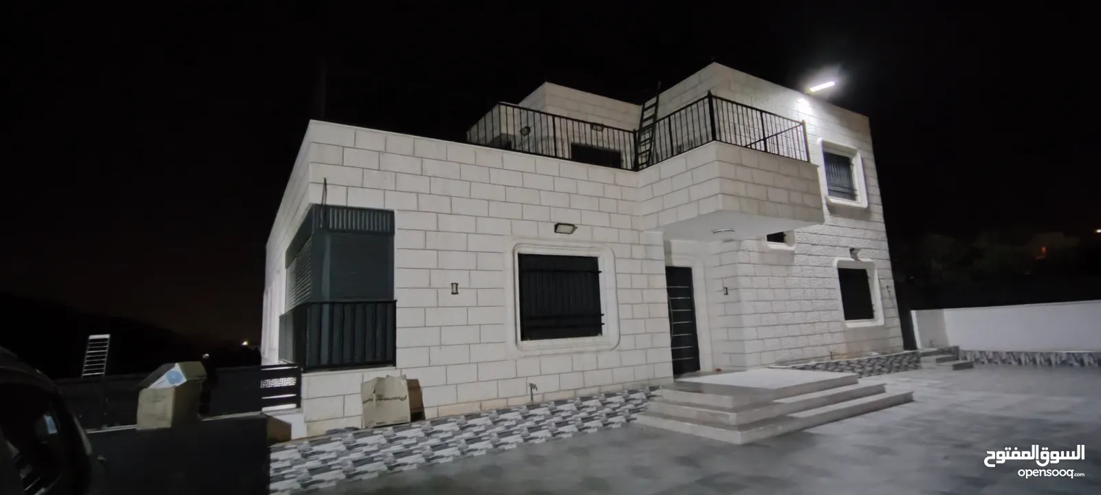 بيت جديد غير مسكون مكون من ثلاث طوابق في المزرعه الغربيه بالقرب من شركة النزيه للبلاط