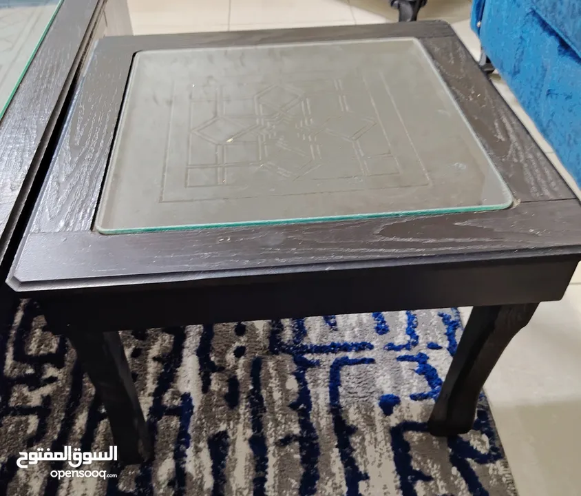طاولات وسط خشب عدد 3 واحده كبيره واثنتان أصغر.. ومعهم هديه مجانيه طقم سرفيس لون سكني