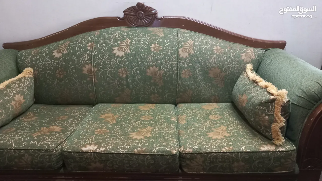 طقم كنب حفر خشب ثقيل 7 مقاعد نظيف البيع بسبب النقل لشقة صغيرة
