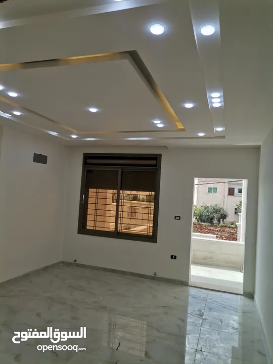 شقه 205م طابق ارضي مدخل خاص وكراج خاص وساحه للبيع على شارع البترا شرق اربد مول قراند وكازيه الرجوب