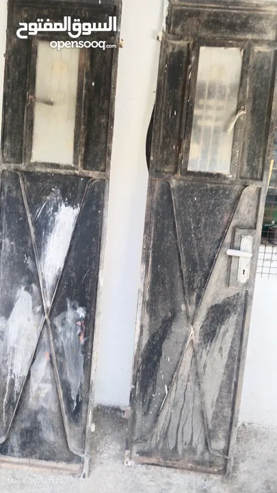 باب حديد ثقيل ظرفتين من القديم