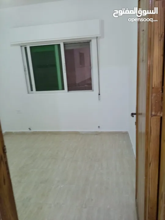 شقه سكنيه طابق اول  شمال مستشفى النجاح حي الاطباء  شمال مسجد عاليه التل من المالك مباشره
