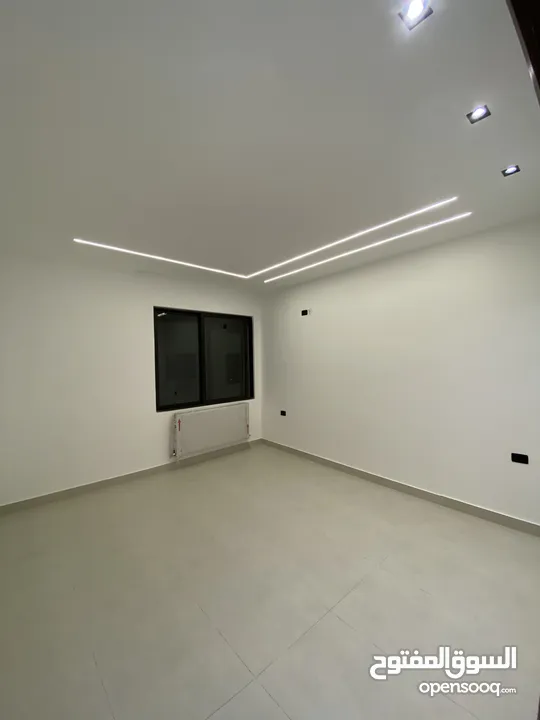 شقق فاخرة 240 متر و 200 متر 4 نوم و 3 نوم بتشطيب فاخر وبسعر مميز في أجمل مناطق طريق المطار البنيات