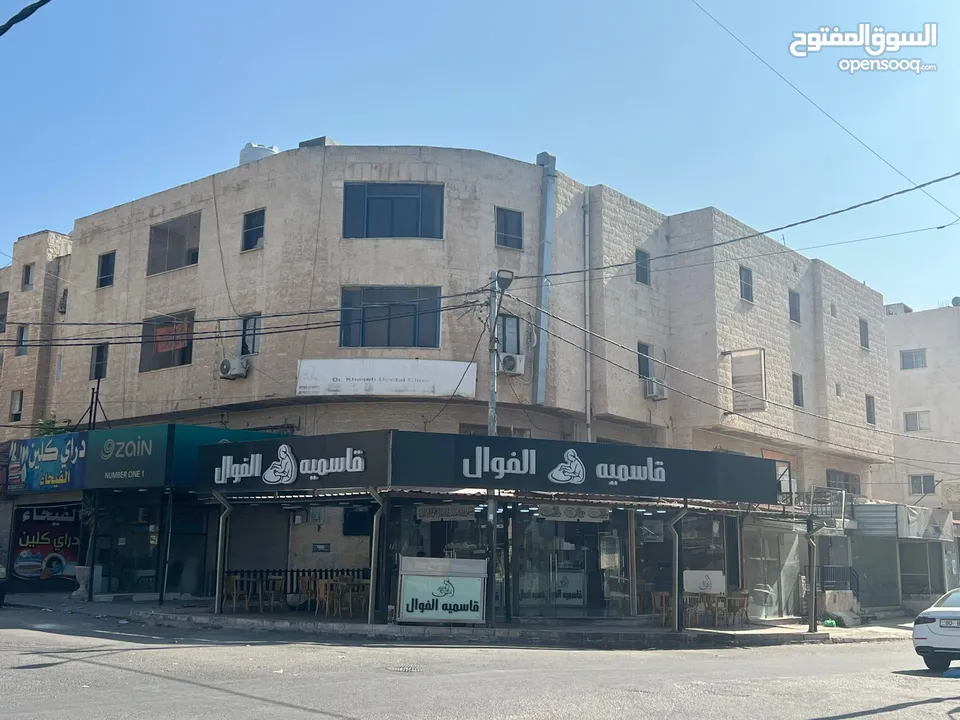 مجمع تجاري في وسط إربد عبارة عن محلات وشقق مع تسوية